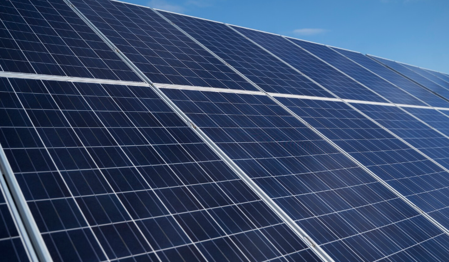 Como funciona a energia solar fotovoltaica e o que você precisa saber antes de investir
