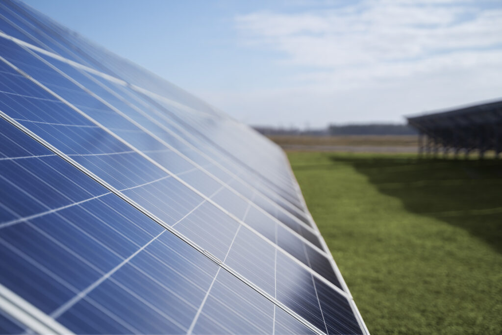 Como funciona a energia solar fotovoltaica e o que você precisa saber antes de investir
