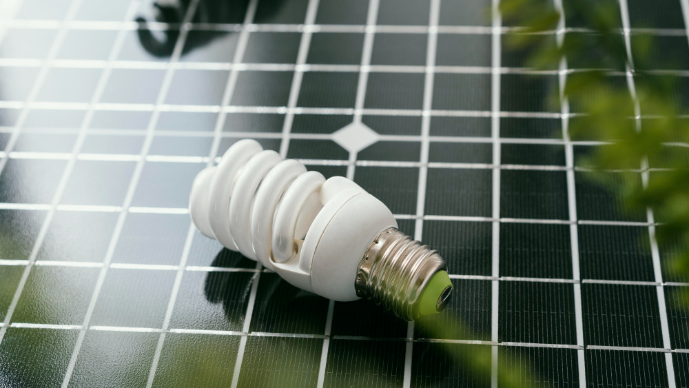 Como economizar energia: mitos, verdades e o peso do solar 